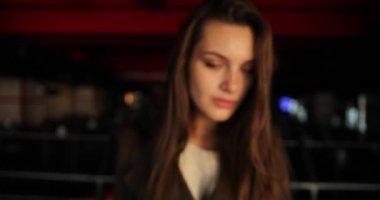 Mavi efekt. Güzel yeşil gözlü ve esmer saçlı çekici genç bayanı yakından çekerken kameraya bakıyor ve inanılmaz görünüşüyle büyülüyor. Işık odası