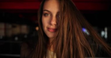 Mavi efekt. Güzel yeşil gözlü ve esmer saçlı çekici, gülümseyen kadını yakından çekerken kameraya bakıyor ve inanılmaz bakışlarıyla büyülüyor. Işık odası