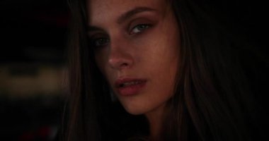 Güzel yeşil gözlü ve esmer saçlı çekici genç bayanı yakından çekerken kameraya bakıyor ve inanılmaz görünüşüyle büyülüyor. Işık odası