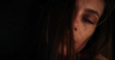 Güzel yeşil gözlü ve esmer saçlı çekici genç bayanı yakından çekerken kameraya bakıyor ve inanılmaz görünüşüyle büyülüyor. Işık odası