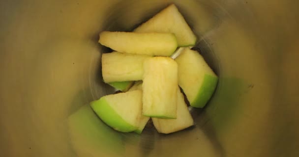 바텐더가 칵테일을 만듭니다. 후추, 절인 사과, 잘 게썬 단지에 소금을 붓고 샤우커 에 붓고 물을 채운다 — 비디오