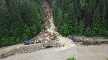 Özel ekipmanlar otoyoldaki toprak kaymalarının sonuçlarını temizler. Kazıcılar felaketten sonra otoyolu temizlediler