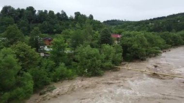 Şehir havadan bakılınca sular altında kalmış. Doğal afetlerin kurbanlarına yardım. Felaket! Su harika. Batı Ukrayna 'da sel