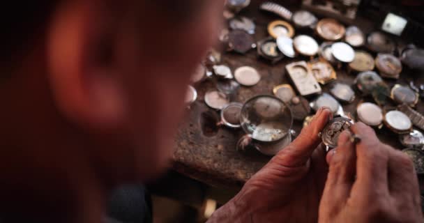 Clockmaker reparando reloj de pulsera. Macro disparó. Mecanismo de reparación de las agujas relojeras del viejo primer plano del reloj. — Vídeo de stock