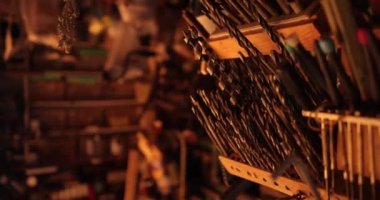 Çalışma odası. Atölyede. Alet matkabı atölyede iyi yapılmış. Atölyede sipariş.