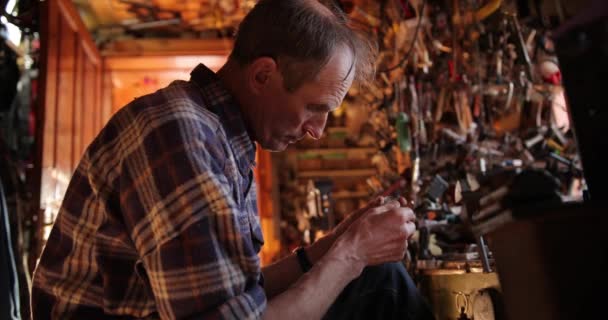 Porträt eines Uhrmachers, der eine Uhr repariert. alter Uhrmacher repariert Uhren. — Stockvideo