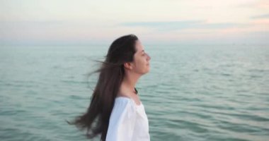 Tatilde kumsalda koşan güzel bir kadın. Kumsalda mutlu genç bir kadın