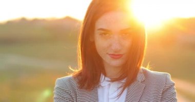 Sevimli kızıl saçlı güzel bir kadının narin yüz portresi. Çilleri öne doğru kalkıyor. Duyarlı hayalperest kızıl kadın modeli. Yakın çekim.