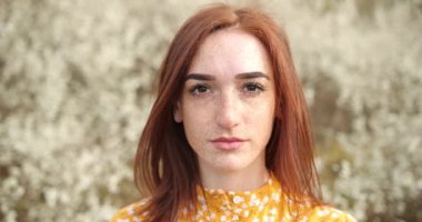 Kadın Yüzlü Kız, Güzel Kahverengi Gözlerini Açıyor, Çekici Zencefil. Çilli Doğal Güzellik. Uzun kirpikleri ve çekici görünüşü olan muhteşem bir kadın. Yavaş çekim.