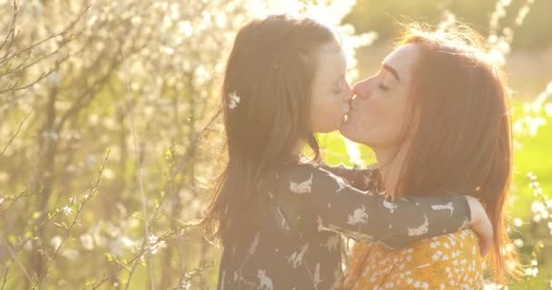 Felice giovane donna baciata da una graziosa bambina nel parco. — Video Stock