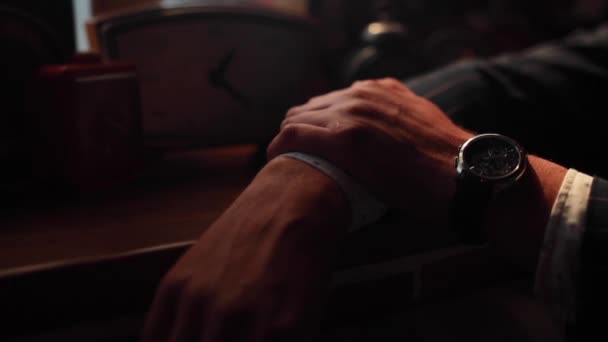 O jovem homem de negócios está à espera de uma reunião. Mão com um relógio de perto. Espera. Olha para o relógio, tempo . — Vídeo de Stock