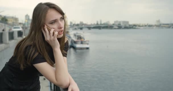 Jonge trieste vrouw aan de telefoon. Het meisje is depressief. Slecht nieuws aan de telefoon. — Stockvideo