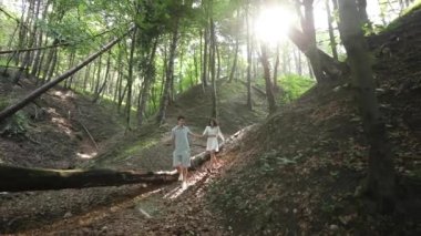 Genç mutlu çift sonbahar parkında el ele geziyorlar. Güneşli bir gün. Harika bir ruh hali. Açık havada.