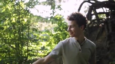 Ormanda el ele koşan bir çift. Mutlu gençler..