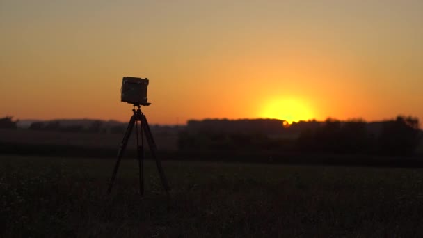 A csodálatos táj a mező és a naplemente ősszel — Stock videók