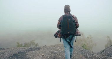 Dağlarda geziyorum. Şık sakallı genç adam dağda kalın bir sis ile kaplı eski bir haritayı öğreniyor.
