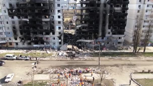 Der Krieg in der Ukraine. Zerstörtes Haus in Borodjanka. Region Kiew. — Stockvideo