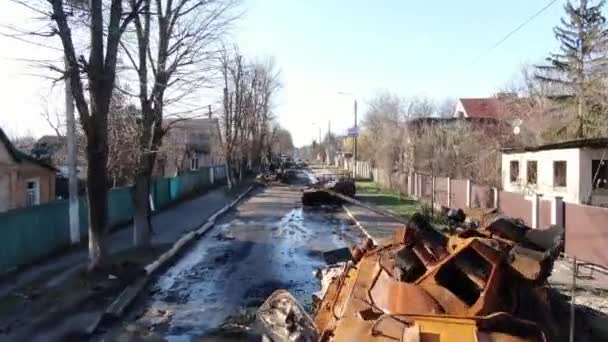 Ukrayna 'daki savaş. Kiev yakınlarındaki işgal altındaki şehrin sokaklarında yanmış Rus tankları.. — Stok video