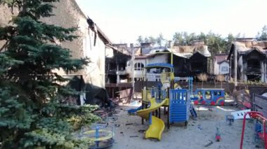 Mahvolmuş çocuklar için oyun alanı ve Kiev yakınlarında bir yerleşim alanı. Ukrayna 'daki savaş.