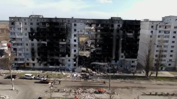 Беспилотник пролетел через разрушенный дом на Бородянке. Война на Украине — стоковое видео