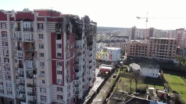 Destroyed house near Kiev. russian military destroys civilian objects in Ukraine. war. — Vídeo de stock