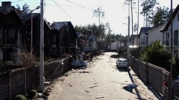 Teren mieszkalny został zniszczony przez wojska rosyjskie. Wojna na Ukrainie. — Wideo stockowe