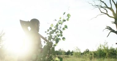 Büyük baltalı sakallı bir oduncu düşmeden önce ağacı inceliyor. Keresteci ağacın yanına gider..