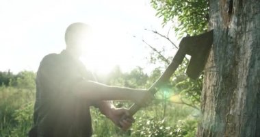 Ormanda baltası olan oduncu. Tarz sahibi oduncu işe hazırlanıyor. Ormanda çok çalışıyorum. Ağaç kesen oduncu. Yaşam biçimi