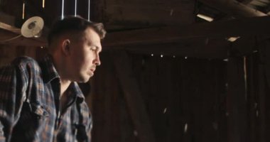 Avoasyalı oduncunun elinde baltayla odunları yavaş çekimde ikiye ayırdığı yakın çekim görüntüleri.