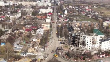 Ukrayna 'daki savaş. Rusya Ukrayna 'ya saldırdı ve insanların evlerini yok ediyor. Şehrin üst manzarası işgalciler tarafından yok edildi..