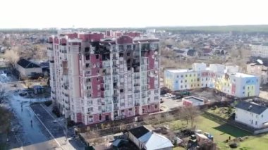Rus işgali sırasında Ukrayna 'da yüksek katlı bir bina yıkıldı. Ukrayna 'da Savaş.