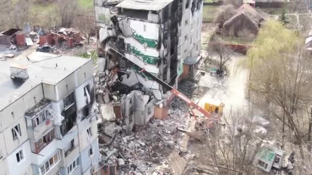 The war in Ukraine. Rescuers are dismantling the rubble of a house destroyed by the russians near Kyiv. — Wideo stockowe