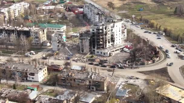 En Ukraine, un drone a abattu un immeuble de grande hauteur détruit par des bombes russes. — Video