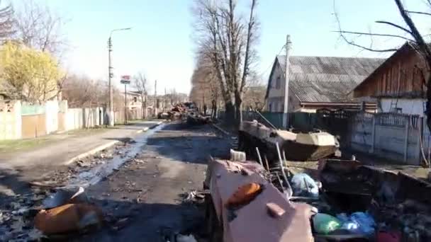 키예프 인근 점령 도시의 거리에서 러시아 군 탱크가 불타고 있었다. 우크라이나 전쟁. — 비디오