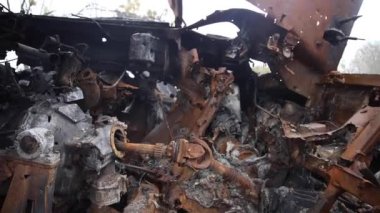 Rus tankından sonra bırakılmış hurda bir metal yığını. Yanmış bir tank..