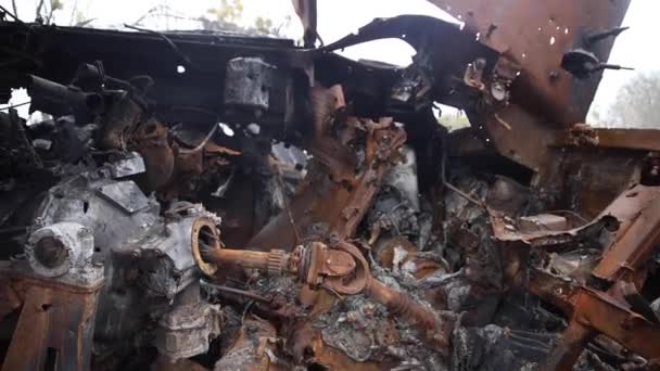 Uma pilha de sucata de metal deixada depois do tanque russo. Tanque queimado esmagado. — Vídeo de Stock