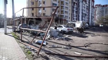 Ukrayna 'daki Rus ordusu tarafından yıkılan evler ve arabalar..