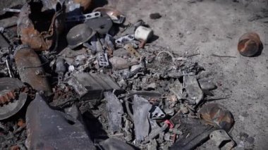 Yok edilen tankların ve arabaların yedek parçaları. Rusların Ukrayna şehirlerini bombalamasından kaynaklanan pek çok metaaktarım.