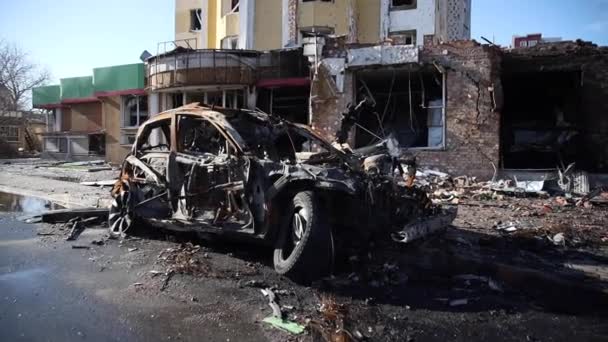 La voiture a brûlé. guerre russe contre l'Ukraine. — Video