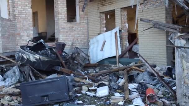 Destroyed house. The war in Ukraine. russia attacked Ukraine. — Vídeos de Stock