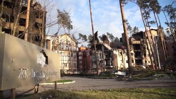 Une maison de seigle à plusieurs étages a été détruite par les bombardements russes — Video