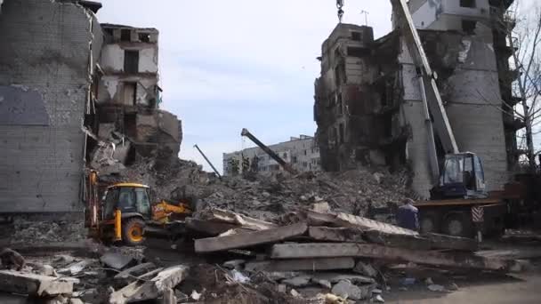 Çok katlı bir çavdar evi Rus bombardımanı sonucu yıkıldı. Ukrayna 'daki savaş. — Stok video