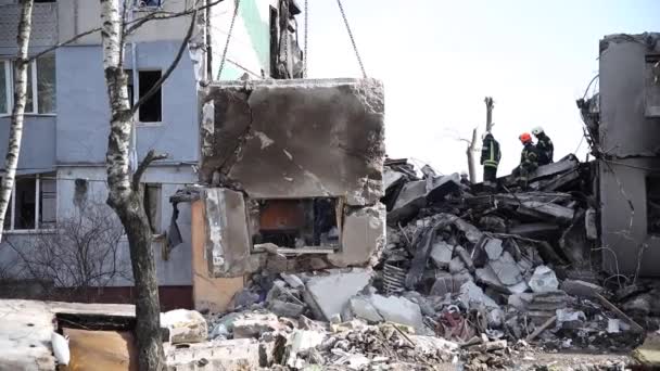 Спасатели демонтируют обломки жилых домов, разрушенных на Украине в результате российских бомбардировок. — стоковое видео
