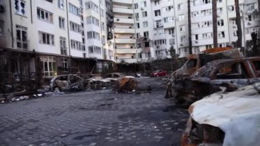 Mahvolmuş cadde. Ukrayna 'daki savaş. Yanmış arabalar. Rusya Ukrayna 'ya saldırdı..