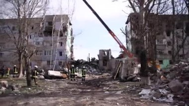 Kurtarma ekipleri, Rus bombardımanı sonucu Ukrayna 'da yıkılan konut binalarının enkazını söküyor.