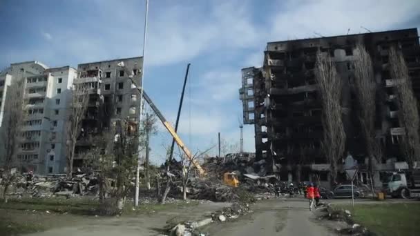 La guerre en Ukraine. Maison détruite à Borodyanka. Région de Kiev. La Russie a attaqué l'Ukraine et détruit des maisons. — Video