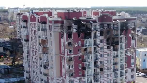 여러 층으로 된 호밀 집 이 러시아의 폭격으로 파괴되었다. — 비디오