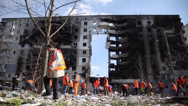 Kriget i Ukraina. Räddningspersonal demonterar vrakdelar av bostäder som förstörts i Ukraina till följd av ryska bombningar. — Stockvideo