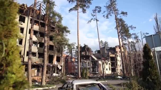 Bucha 'daki evler Rus birlikleri tarafından yok edildi. Rusya, Kyiv yakınlarındaki Ukrayna şehirlerini bombaladı. — Stok video