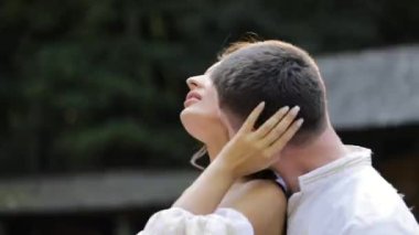 Birbirlerini kucaklayan, kucaklayan ve okşayan güzel bir düğün çifti. Kapat..